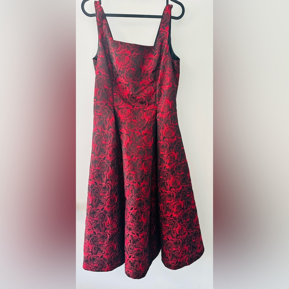 Alex evenings Elegant Red & Black Floral Dress size 6
New without tags